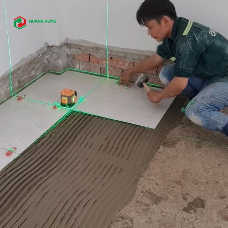 Trong quá trình lát gạch, dùng máy laser để căn chỉnh