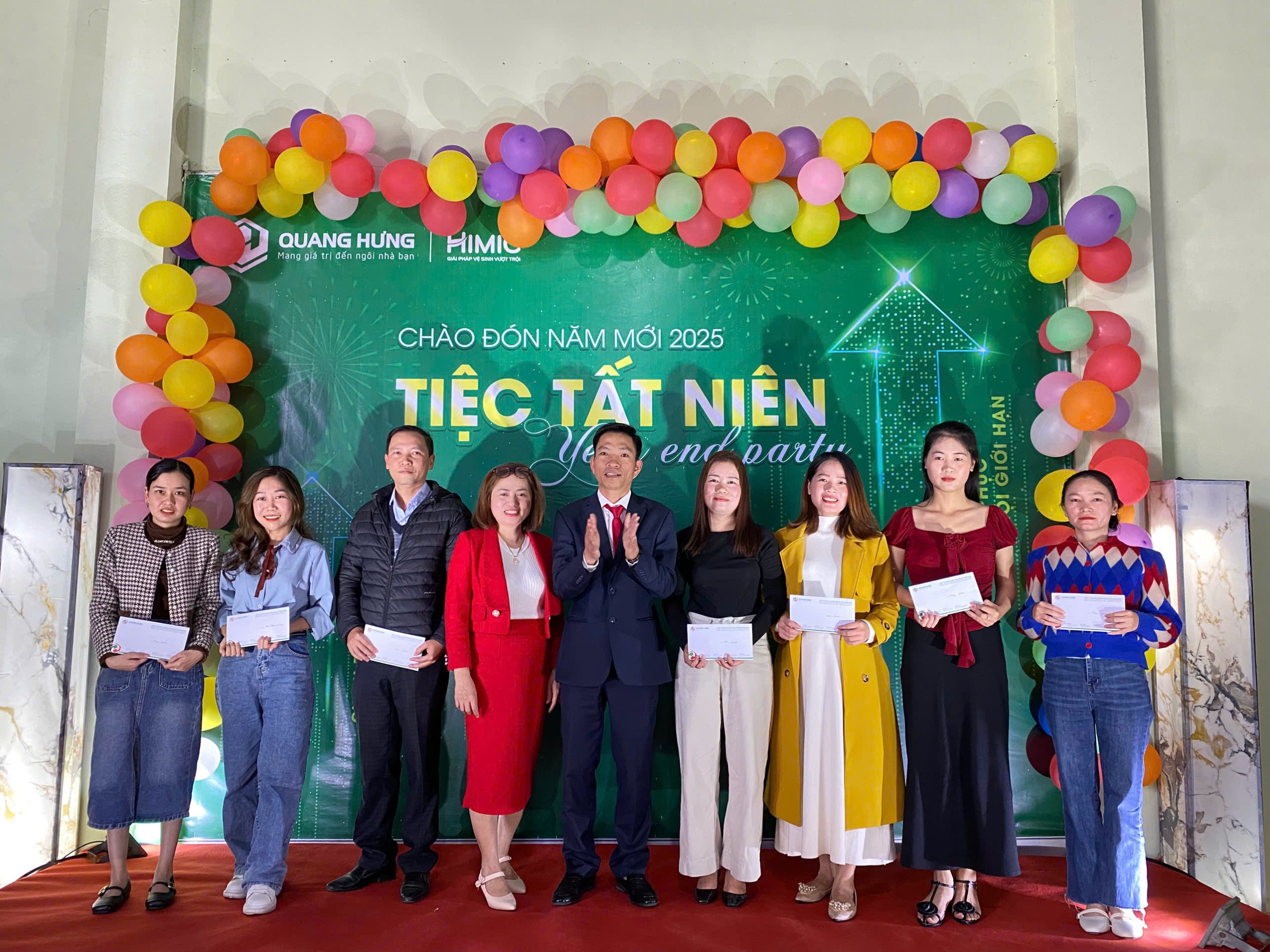 Trao thưởng tết cho phòng kế toán