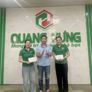 Ông Lê Quang Hương trao quà và vinh danh nhân viên xuất sắc tháng 4