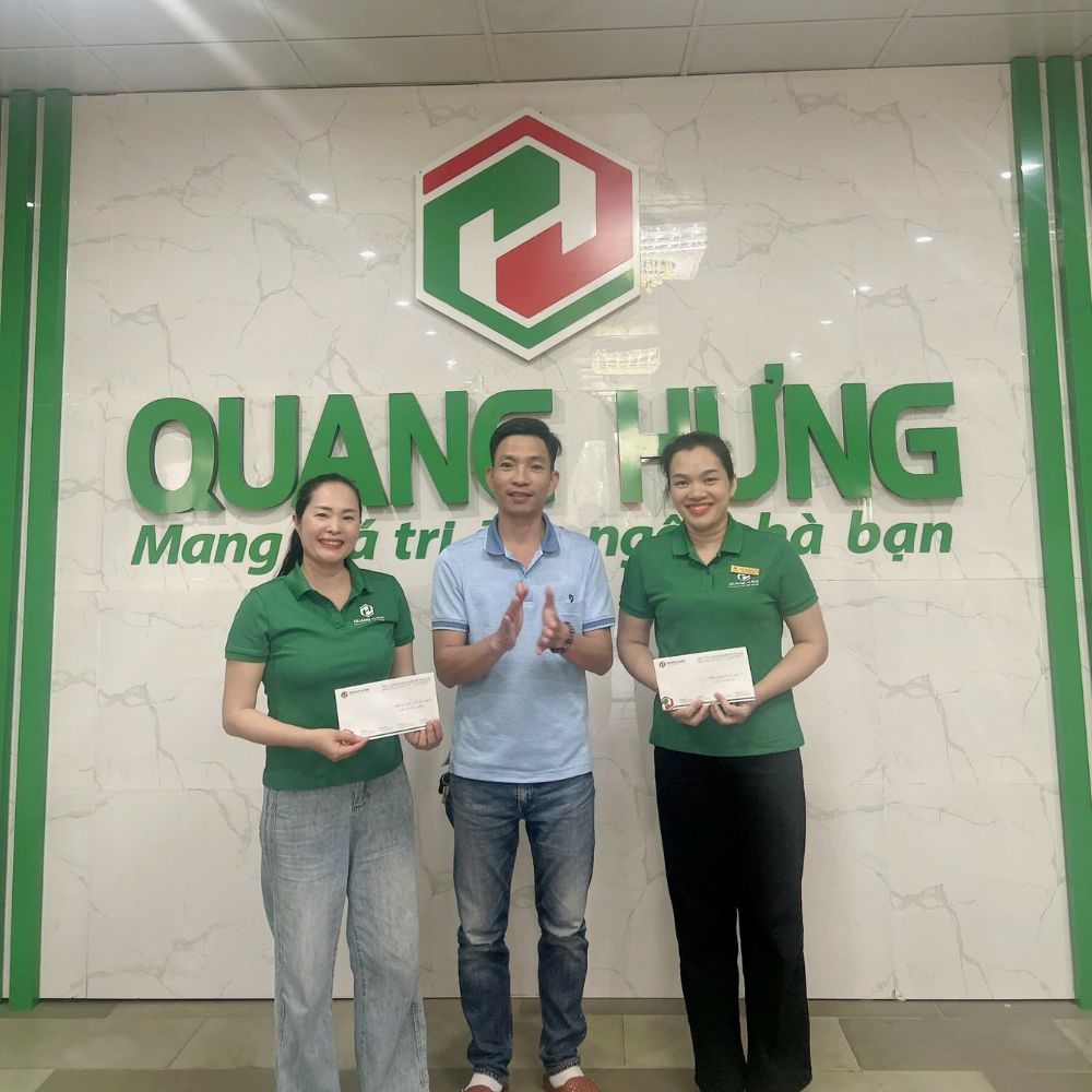 Ông Lê Quang Hương trao quà và vinh danh nhân viên xuất sắc tháng 4