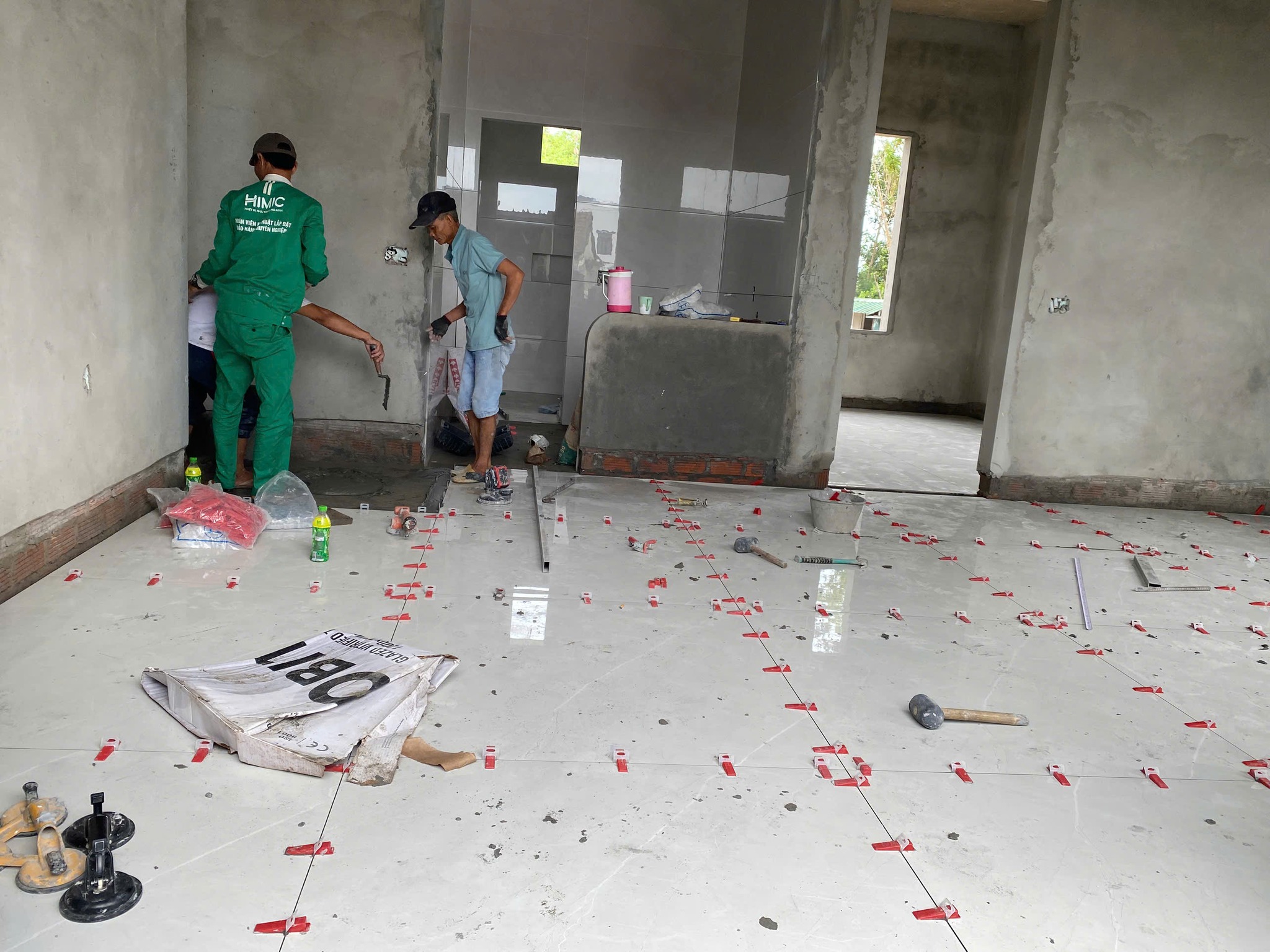Nhược điểm của gạch khổ lớn là thi công tương đối khó