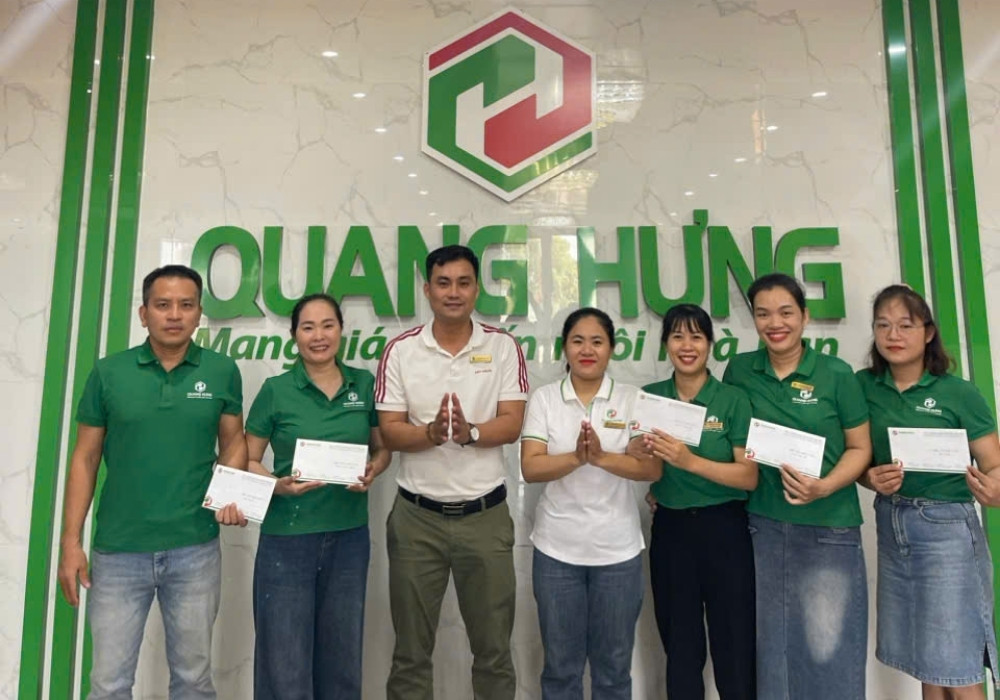 Ông Lương Ngọc Tuân, Trưởng phòng Kinh doanh trao thưởng cho các cá nhân và showroom đạt doanh số tháng 7