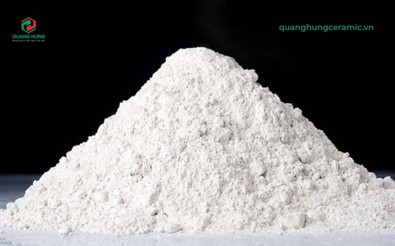 Dùng vôi bột để diệt rêu mốc tận gốc trên sân