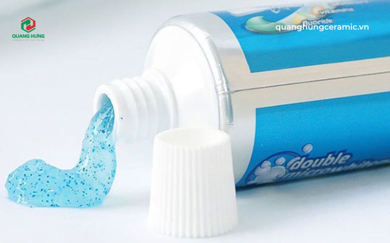 Tẩy vế xước trên gạch bằng kem đánh răng 