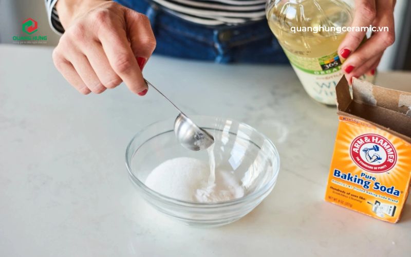 Tẩy rêu an toàn bằng giấm trắng và baking soda