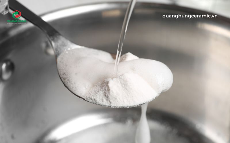 Tẩy vế xước trên gạch bằng baking soda và giấm