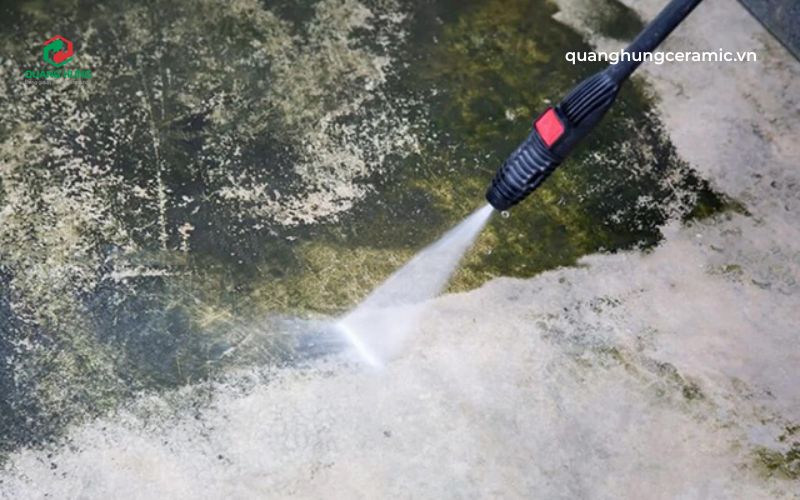 Dùng máy phun rửa áp lực cao làm sạch các mảng rêu lớn