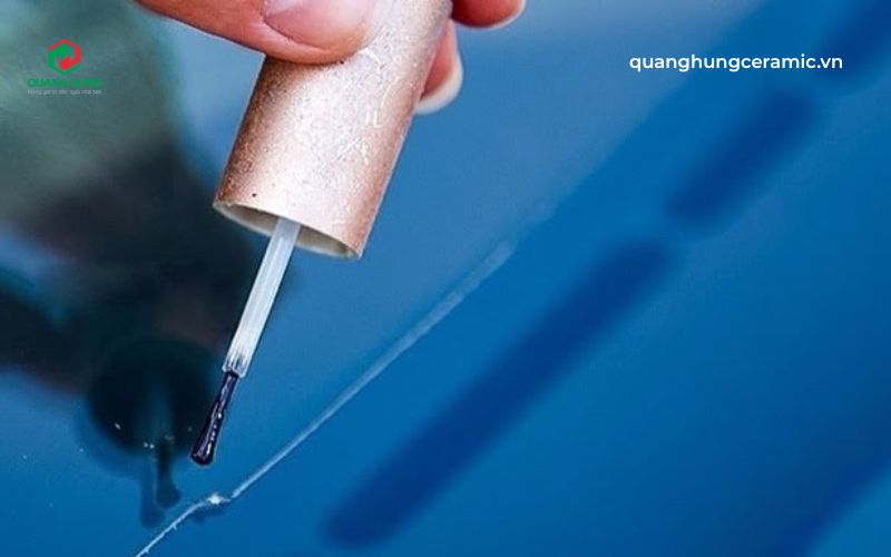 Dùng sơn móng tay có màu sắc tương đồng