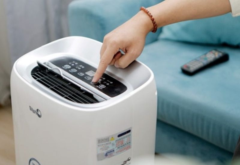 Sử dụng máy hút ẩm ngăn đổ mồ hôi nhà