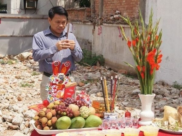 Gia chủ hành lễ (thắp nhang và đọc văn khấn)